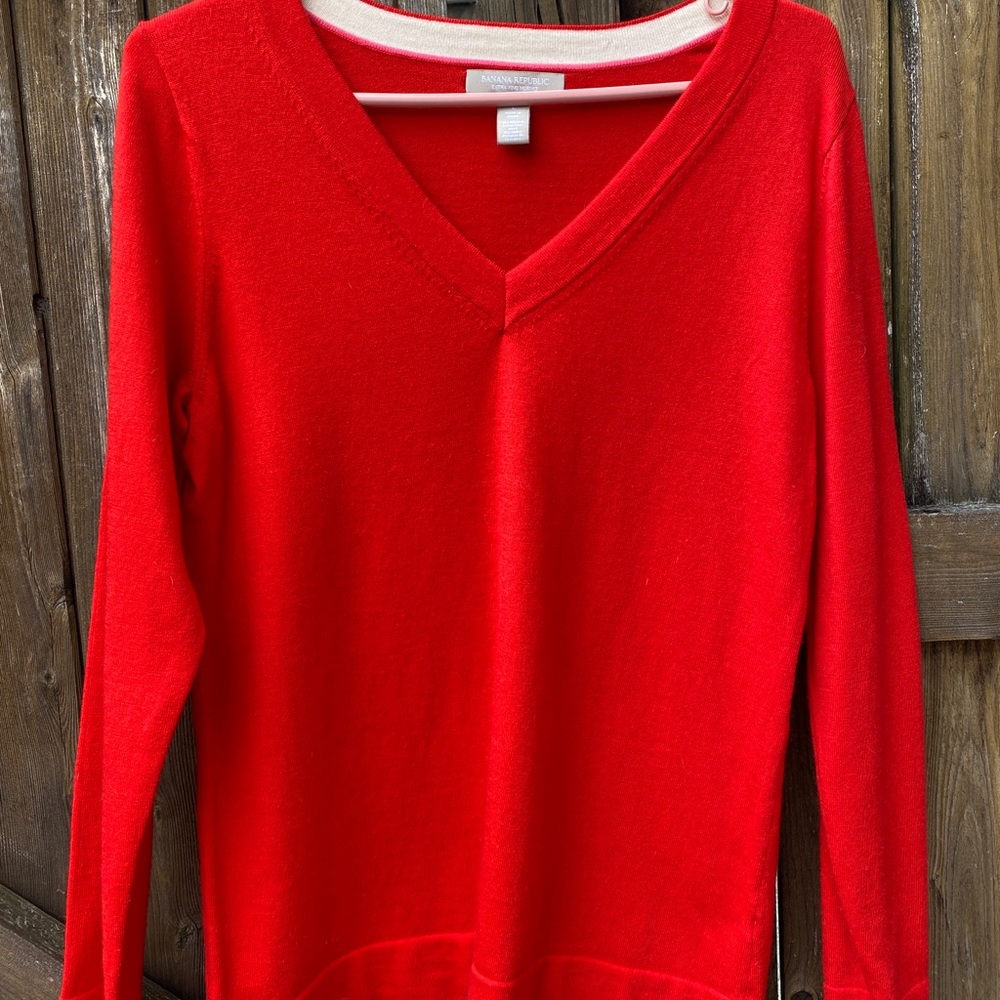 Banana Republic new w/o tags sweater. Minor pull right sleeve underneath.